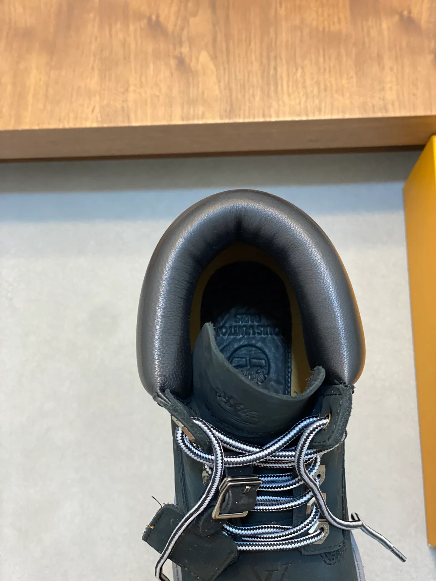 Men's shoes 💰💰760 Loui* Vuitto* x Timberlan* co-branded presbyopic rhubarb boots, ankle boots, short boots, LV x Timberland ankle boots are made of Monogram embossed waterproof nubuck cow leather, relying on the brand's exquisite craftsmanship to carefully reshape the classic Timberland 6-inch boot shape in Italy, making an eye-catching appearance in American workwear style. Created by Pharrell Williams 2025 autumn and winter menswear show. The Monogram embossed tongue, original Timberland laces and outsole are exquisite details, the leather label expresses the cooperation logo, and the delivery counter is exquisitely packaged! ▪️Size: Women's 35-40 (customized in 40) ▪️Size: Men's 39-46 (45/46 customized)